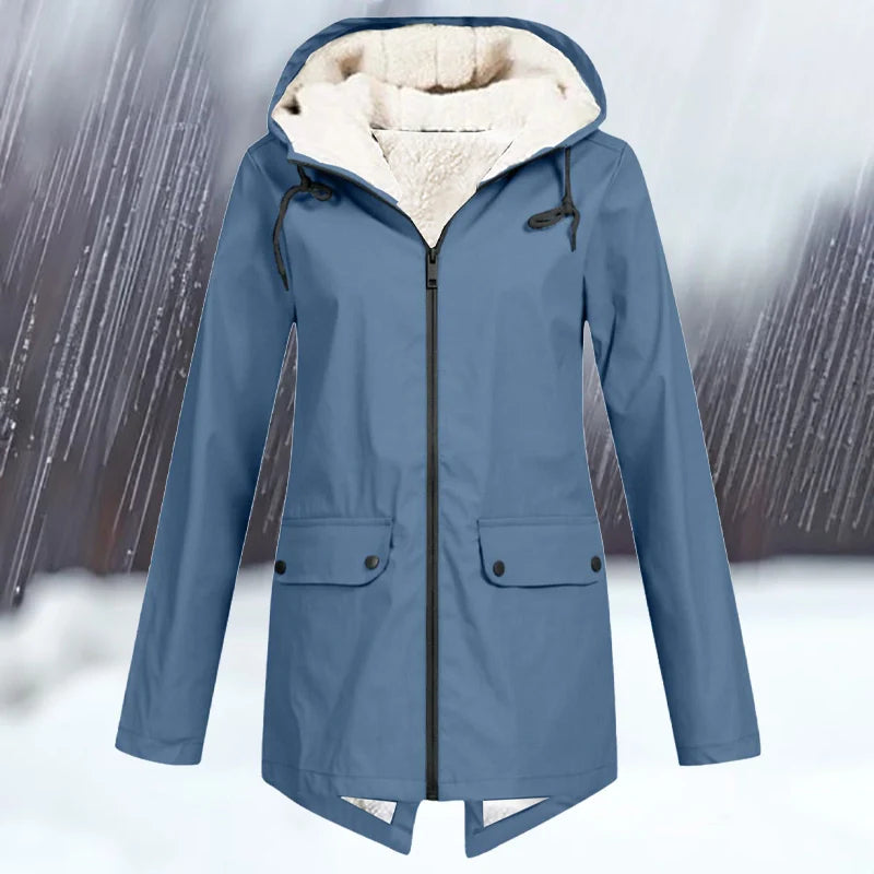 Olyvia | Ontdek de ideale winterjas die stijl en comfort combineert. De Olyvia biedt knusse warmte met een verstelbare pasvorm en capuchon voor extra bescherming. Verkrijgbaar in diverse kleuren zoals grijs, wit, donkerblauw, rood, koffie, hemelsblauw, abrikoos en zwart. Lichtgewicht en perfect om te layeren, in maten S-3XL. Geschikt voor buitenavonturen of dagelijkse ritten. Upgrade je garderobe met de Olyvia en blijf warm, stijlvol en comfortabel dit winterseizoen! Bestel nu!