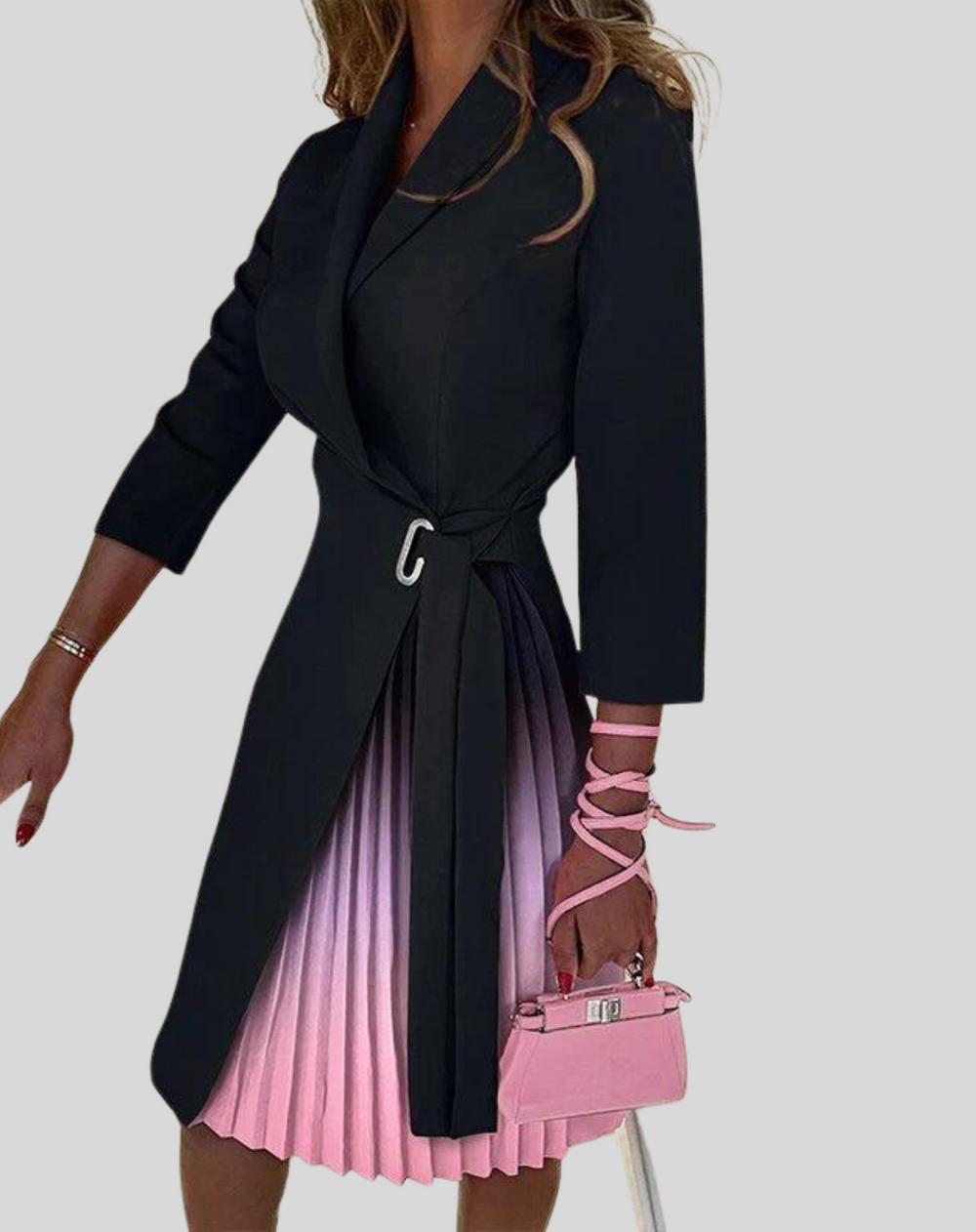 Akini is een elegante knielange blazerjurk met een stijlvolle knoopsluiting en een vrouwelijke plissé rok. Gemaakt van hoogwaardig polyester voor een flatterende pasvorm en ultiem comfort. Perfect voor werk, avondjes uit of formele gelegenheden. Verkrijgbaar in abrikoos, oranje, roze, zwart, stippen en meer, maten S-2XL. Upgrade je garderobe met Akini en straal verfijning en klasse uit. Bestel nu en maak een stijlvolle indruk bij elke gelegenheid!
