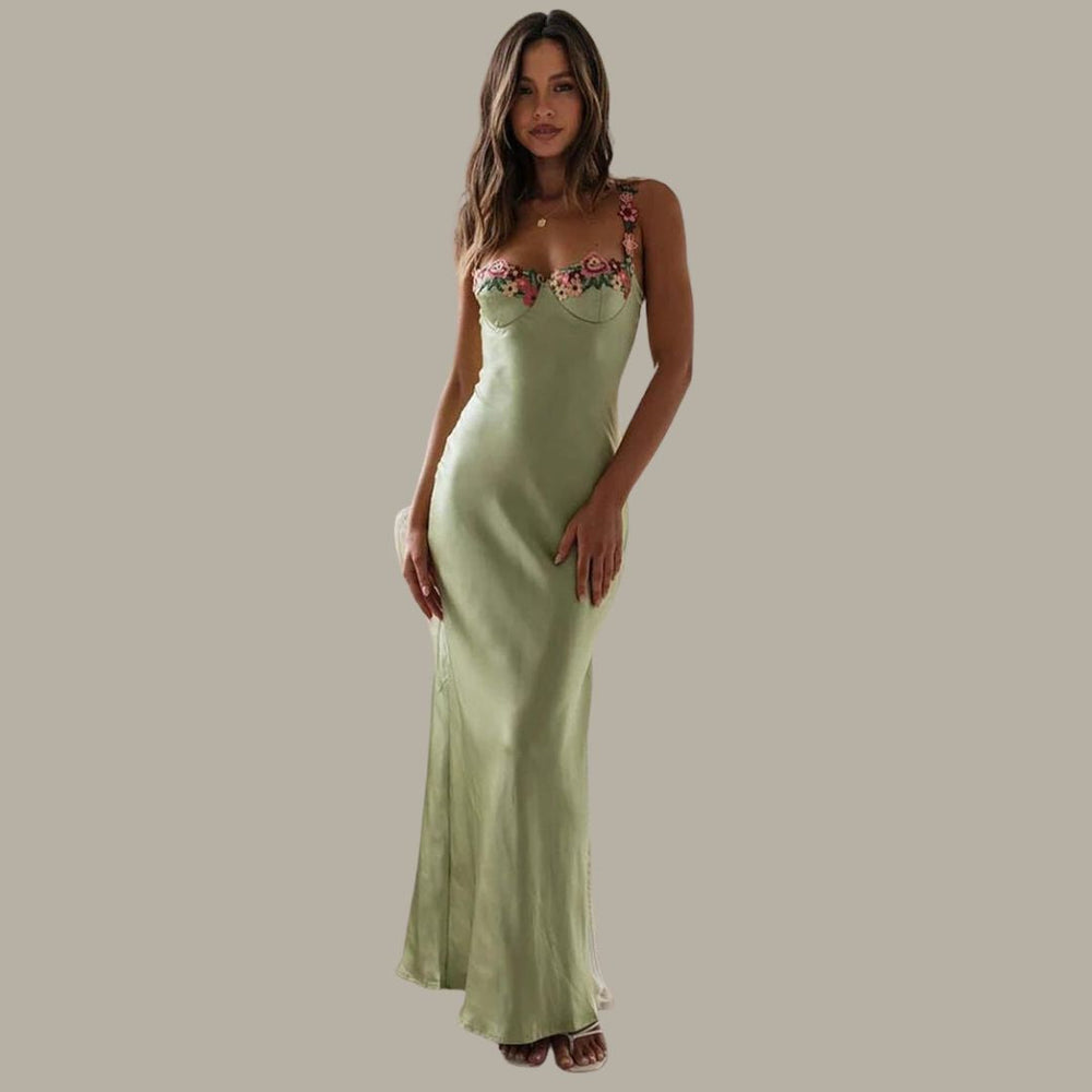 Zuri Jurk: een luxe en elegante jurk met een flatterend silhouet, boothals en hoge split, perfect voor tuinfeesten en formele evenementen. Gemaakt van hoogwaardig polyester en satijn voor een zijdezachte en comfortabele pasvorm. Geborduurde bloemen zorgen voor een verfijnde uitstraling. Verkrijgbaar in groen en zwart, maten S-XL. Upgrade je garderobe met de Zuri jurk en straal moeiteloze klasse en tijdloze elegantie uit bij elke gelegenheid!