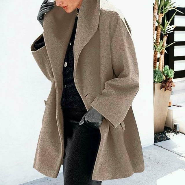 De Camille winterjas combineert knus comfort met moeiteloze stijl. Met een relaxte pasvorm en warme materialen is deze jas ideaal voor casual dagen en winterse uitstapjes. Verkrijgbaar in khaki, grijs, rood en lichtblauw, maten S-4XL. Perfect voor layering en het creëren van een chique, nonchalante look. Voeg de Camille toe aan je garderobe en geniet van ultieme warmte en trendy design tijdens de koudere maanden. Bestel nu en blijf stijlvol warm!