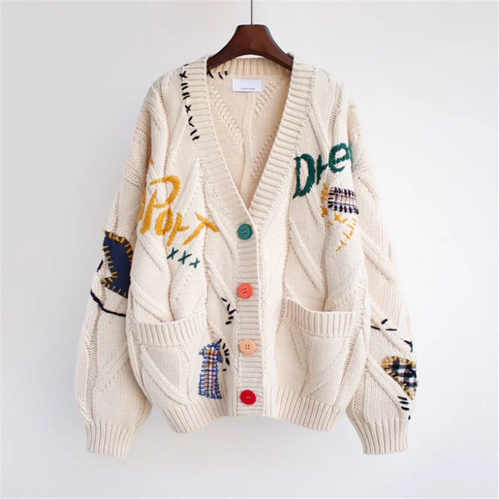 Audrey Geborduurd Vest - Voeg creativiteit toe aan je look met Audrey, een levendig vest met artistieke borduursels en unieke knoopdetails. Perfect voor casual dagen, weekendbijeenkomsten en laagjeslooks. Dit warme en comfortabele vest is verkrijgbaar in beige en rood, in een praktische één-maat-pasvorm. Combineer stijl en comfort met Audrey en maak een statement op frisse dagen. Bestel nu en ervaar gedurfde flair en knusse elegantie in één item!