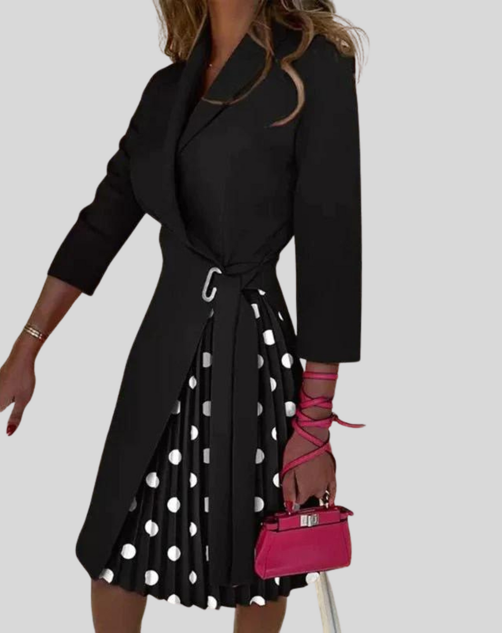 Akini is een elegante knielange blazerjurk met een stijlvolle knoopsluiting en een vrouwelijke plissé rok. Gemaakt van hoogwaardig polyester voor een flatterende pasvorm en ultiem comfort. Perfect voor werk, avondjes uit of formele gelegenheden. Verkrijgbaar in abrikoos, oranje, roze, zwart, stippen en meer, maten S-2XL. Upgrade je garderobe met Akini en straal verfijning en klasse uit. Bestel nu en maak een stijlvolle indruk bij elke gelegenheid!