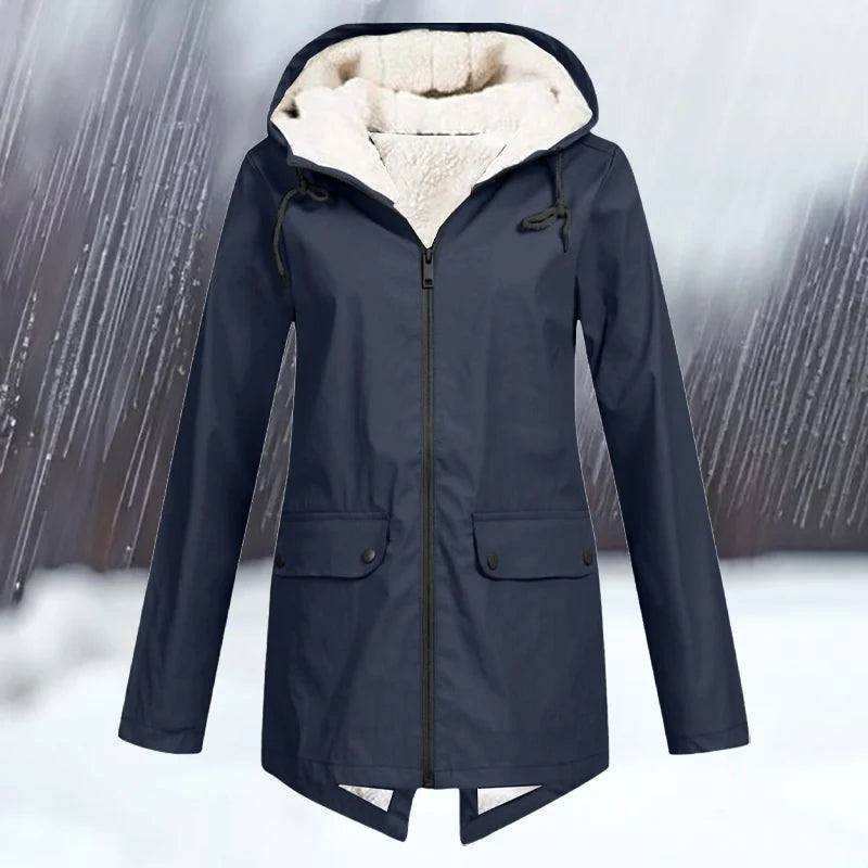 Olyvia | Ontdek de ideale winterjas die stijl en comfort combineert. De Olyvia biedt knusse warmte met een verstelbare pasvorm en capuchon voor extra bescherming. Verkrijgbaar in diverse kleuren zoals grijs, wit, donkerblauw, rood, koffie, hemelsblauw, abrikoos en zwart. Lichtgewicht en perfect om te layeren, in maten S-3XL. Geschikt voor buitenavonturen of dagelijkse ritten. Upgrade je garderobe met de Olyvia en blijf warm, stijlvol en comfortabel dit winterseizoen! Bestel nu!