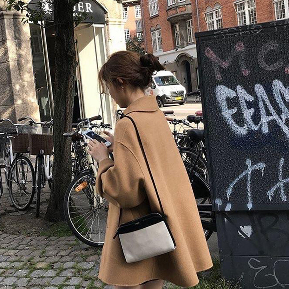 De Hedy winterjas combineert ingetogen stijl met winterse warmte. Met een minimalistisch ontwerp, relaxte pasvorm en praktische voorzakken is deze jas perfect voor casual uitjes, boodschappen of stadswandelingen. Verkrijgbaar in khaki, beige en zwart, maten S-XL. Voeg comfort en tijdloze elegantie toe aan je garderobe met de Hedy. Bestel nu en geniet van moeiteloze stijl en warmte tijdens de koudere maanden!