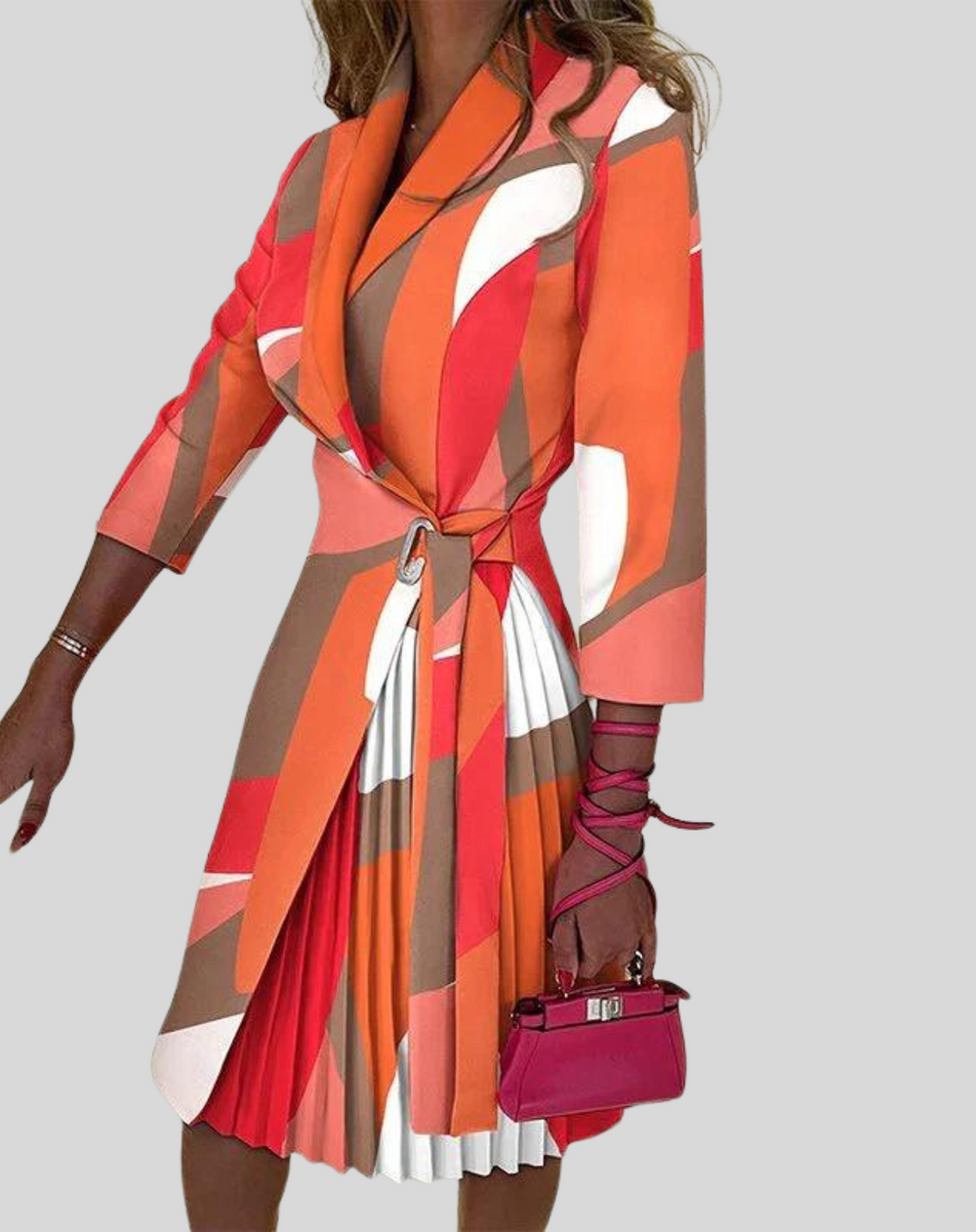 Akini is een elegante knielange blazerjurk met een stijlvolle knoopsluiting en een vrouwelijke plissé rok. Gemaakt van hoogwaardig polyester voor een flatterende pasvorm en ultiem comfort. Perfect voor werk, avondjes uit of formele gelegenheden. Verkrijgbaar in abrikoos, oranje, roze, zwart, stippen en meer, maten S-2XL. Upgrade je garderobe met Akini en straal verfijning en klasse uit. Bestel nu en maak een stijlvolle indruk bij elke gelegenheid!