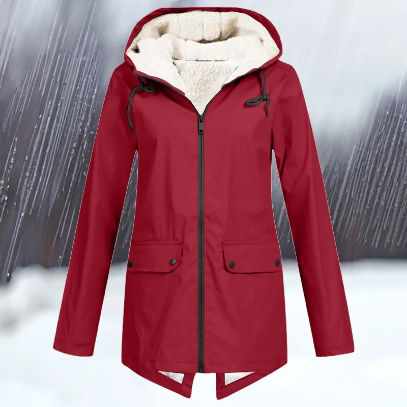 Olyvia | Ontdek de ideale winterjas die stijl en comfort combineert. De Olyvia biedt knusse warmte met een verstelbare pasvorm en capuchon voor extra bescherming. Verkrijgbaar in diverse kleuren zoals grijs, wit, donkerblauw, rood, koffie, hemelsblauw, abrikoos en zwart. Lichtgewicht en perfect om te layeren, in maten S-3XL. Geschikt voor buitenavonturen of dagelijkse ritten. Upgrade je garderobe met de Olyvia en blijf warm, stijlvol en comfortabel dit winterseizoen! Bestel nu!