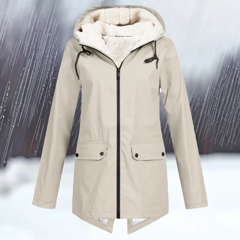 Olyvia | Ontdek de ideale winterjas die stijl en comfort combineert. De Olyvia biedt knusse warmte met een verstelbare pasvorm en capuchon voor extra bescherming. Verkrijgbaar in diverse kleuren zoals grijs, wit, donkerblauw, rood, koffie, hemelsblauw, abrikoos en zwart. Lichtgewicht en perfect om te layeren, in maten S-3XL. Geschikt voor buitenavonturen of dagelijkse ritten. Upgrade je garderobe met de Olyvia en blijf warm, stijlvol en comfortabel dit winterseizoen! Bestel nu!