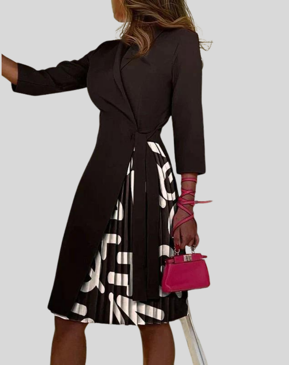 Akini is een elegante knielange blazerjurk met een stijlvolle knoopsluiting en een vrouwelijke plissé rok. Gemaakt van hoogwaardig polyester voor een flatterende pasvorm en ultiem comfort. Perfect voor werk, avondjes uit of formele gelegenheden. Verkrijgbaar in abrikoos, oranje, roze, zwart, stippen en meer, maten S-2XL. Upgrade je garderobe met Akini en straal verfijning en klasse uit. Bestel nu en maak een stijlvolle indruk bij elke gelegenheid!