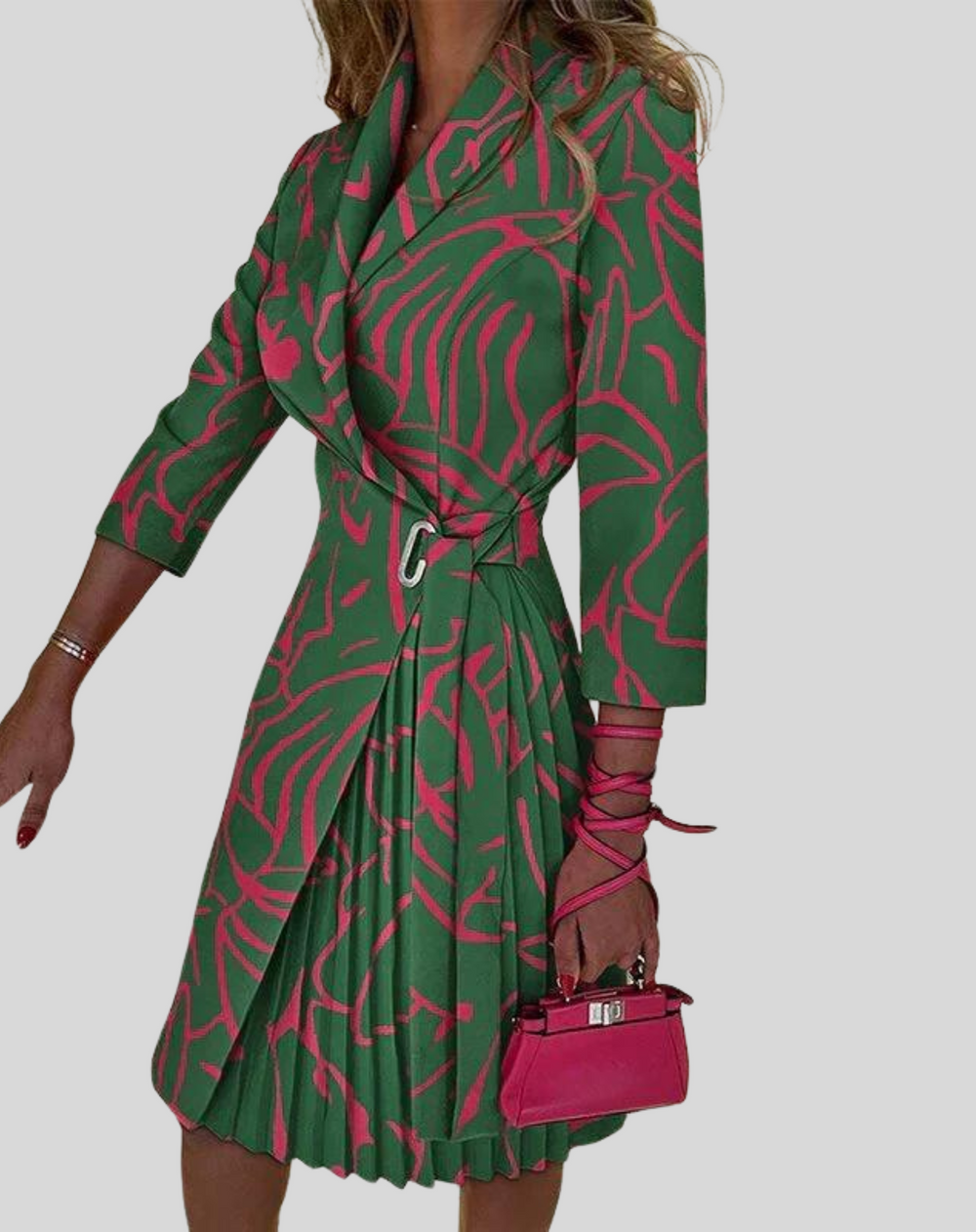Akini is een elegante knielange blazerjurk met een stijlvolle knoopsluiting en een vrouwelijke plissé rok. Gemaakt van hoogwaardig polyester voor een flatterende pasvorm en ultiem comfort. Perfect voor werk, avondjes uit of formele gelegenheden. Verkrijgbaar in abrikoos, oranje, roze, zwart, stippen en meer, maten S-2XL. Upgrade je garderobe met Akini en straal verfijning en klasse uit. Bestel nu en maak een stijlvolle indruk bij elke gelegenheid!