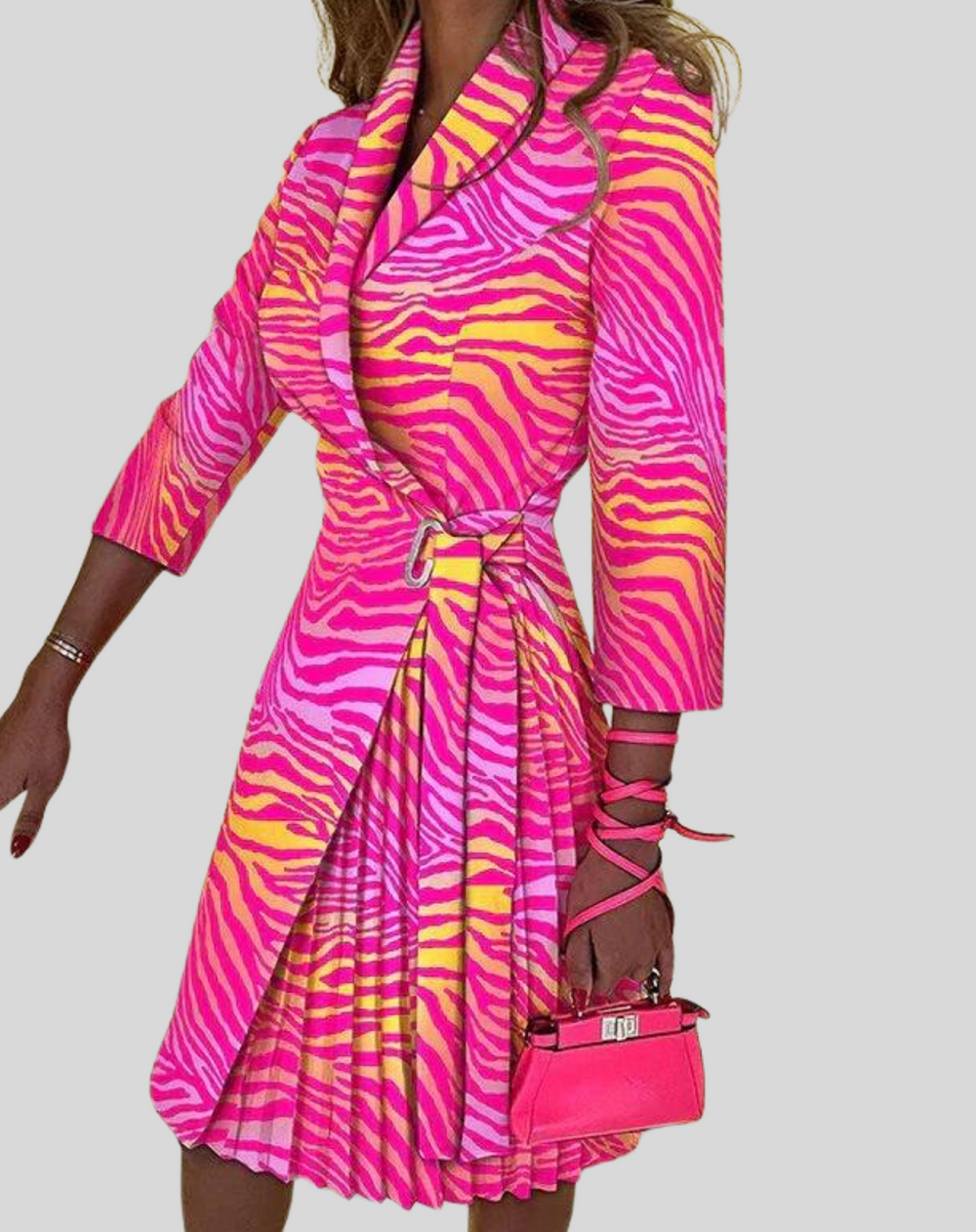 Akini is een elegante knielange blazerjurk met een stijlvolle knoopsluiting en een vrouwelijke plissé rok. Gemaakt van hoogwaardig polyester voor een flatterende pasvorm en ultiem comfort. Perfect voor werk, avondjes uit of formele gelegenheden. Verkrijgbaar in abrikoos, oranje, roze, zwart, stippen en meer, maten S-2XL. Upgrade je garderobe met Akini en straal verfijning en klasse uit. Bestel nu en maak een stijlvolle indruk bij elke gelegenheid!