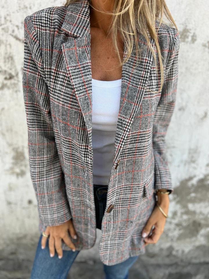 Swanet geruite blazer voor dames biedt warmte, comfort en tijdloze stijl. Gemaakt van een dikke katoen-polyestermix voor uitstekende isolatie tijdens koude dagen. Het klassieke geruite patroon en de getailleerde pasvorm zorgen voor een elegante look, ideaal voor zowel zakelijke als casual gelegenheden. Deze veelzijdige blazer combineert moeiteloos met elke outfit en is perfect voor het najaar en de winter. Een must-have voor een stijlvolle en verzorgde uitstraling.