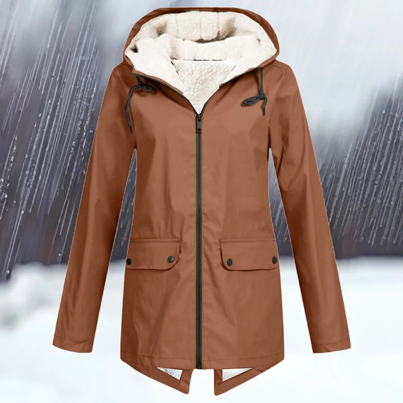 Olyvia | Ontdek de ideale winterjas die stijl en comfort combineert. De Olyvia biedt knusse warmte met een verstelbare pasvorm en capuchon voor extra bescherming. Verkrijgbaar in diverse kleuren zoals grijs, wit, donkerblauw, rood, koffie, hemelsblauw, abrikoos en zwart. Lichtgewicht en perfect om te layeren, in maten S-3XL. Geschikt voor buitenavonturen of dagelijkse ritten. Upgrade je garderobe met de Olyvia en blijf warm, stijlvol en comfortabel dit winterseizoen! Bestel nu!