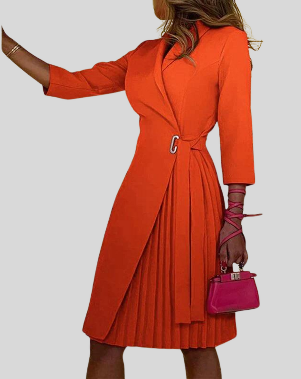 Akini is een elegante knielange blazerjurk met een stijlvolle knoopsluiting en een vrouwelijke plissé rok. Gemaakt van hoogwaardig polyester voor een flatterende pasvorm en ultiem comfort. Perfect voor werk, avondjes uit of formele gelegenheden. Verkrijgbaar in abrikoos, oranje, roze, zwart, stippen en meer, maten S-2XL. Upgrade je garderobe met Akini en straal verfijning en klasse uit. Bestel nu en maak een stijlvolle indruk bij elke gelegenheid!