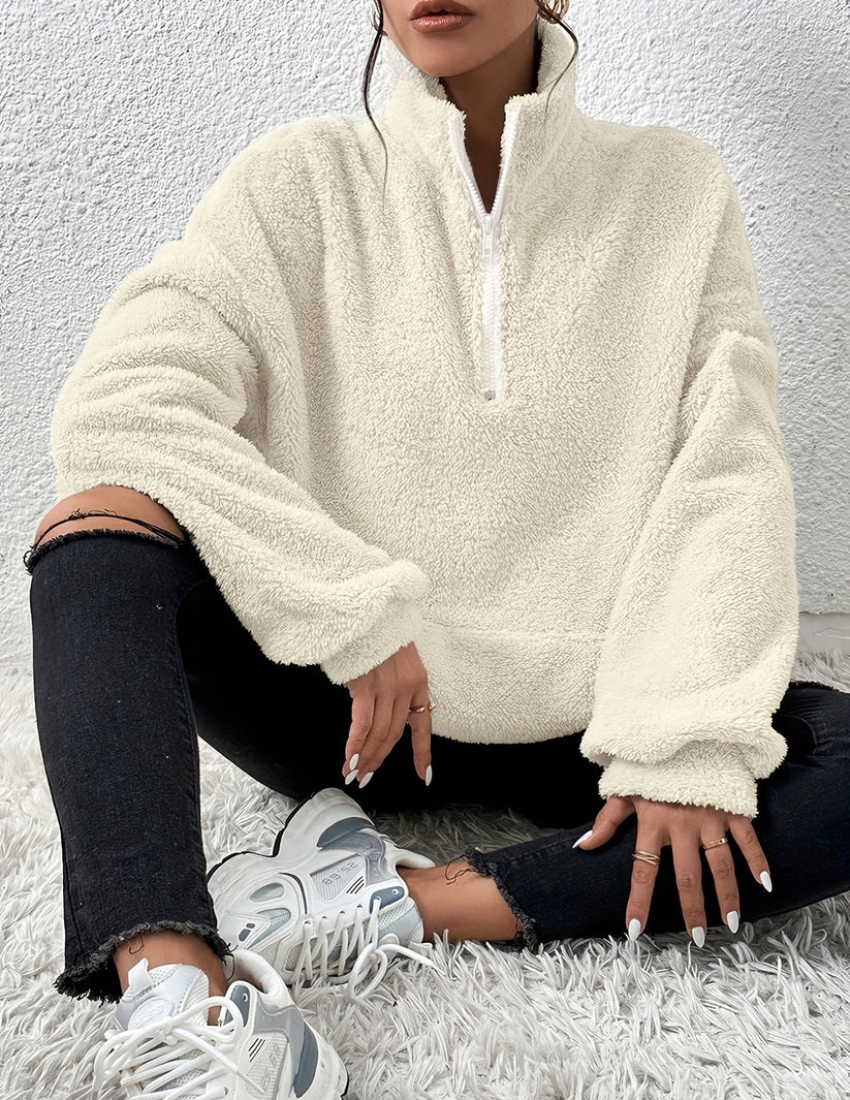Hiba sweater – een stijlvolle en comfortabele fleece trui met half-rits ontwerp. Gemaakt van zacht polyester voor ultiem comfort en warmte. Perfect als laagje of op zichzelf voor casual dagen. Beschikbaar in abrikoos, zwart en grijs. Ideaal voor een moderne en cozy look. Bestel nu en upgrade je garderobe met deze must-have sweater!
