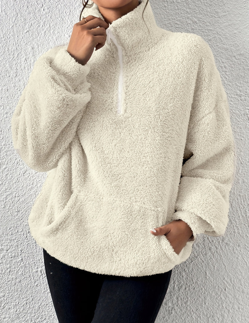 Hiba sweater – een stijlvolle en comfortabele fleece trui met half-rits ontwerp. Gemaakt van zacht polyester voor ultiem comfort en warmte. Perfect als laagje of op zichzelf voor casual dagen. Beschikbaar in abrikoos, zwart en grijs. Ideaal voor een moderne en cozy look. Bestel nu en upgrade je garderobe met deze must-have sweater!