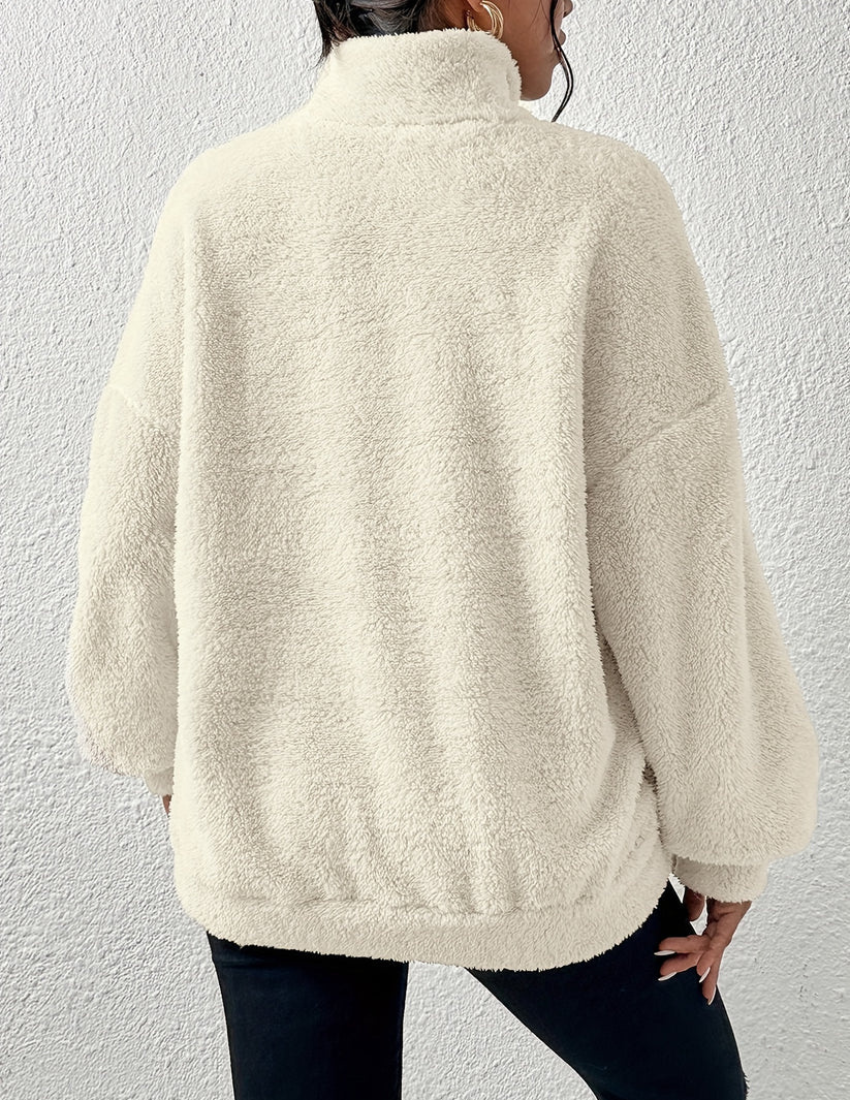Hiba sweater – een stijlvolle en comfortabele fleece trui met half-rits ontwerp. Gemaakt van zacht polyester voor ultiem comfort en warmte. Perfect als laagje of op zichzelf voor casual dagen. Beschikbaar in abrikoos, zwart en grijs. Ideaal voor een moderne en cozy look. Bestel nu en upgrade je garderobe met deze must-have sweater!