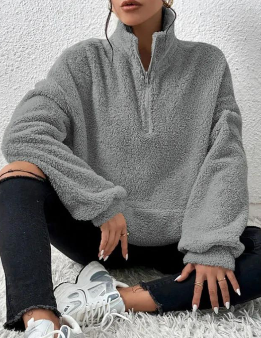 Hiba sweater – een stijlvolle en comfortabele fleece trui met half-rits ontwerp. Gemaakt van zacht polyester voor ultiem comfort en warmte. Perfect als laagje of op zichzelf voor casual dagen. Beschikbaar in abrikoos, zwart en grijs. Ideaal voor een moderne en cozy look. Bestel nu en upgrade je garderobe met deze must-have sweater!