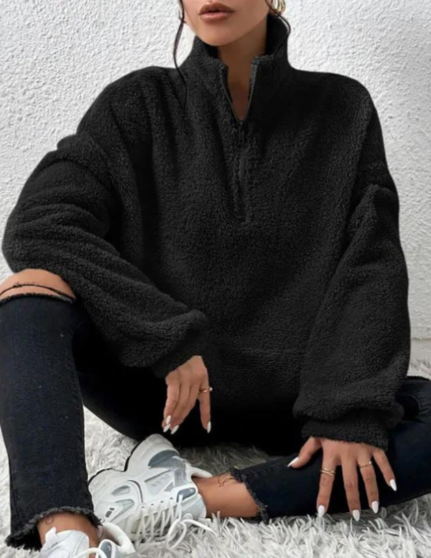 Hiba sweater – een stijlvolle en comfortabele fleece trui met half-rits ontwerp. Gemaakt van zacht polyester voor ultiem comfort en warmte. Perfect als laagje of op zichzelf voor casual dagen. Beschikbaar in abrikoos, zwart en grijs. Ideaal voor een moderne en cozy look. Bestel nu en upgrade je garderobe met deze must-have sweater!