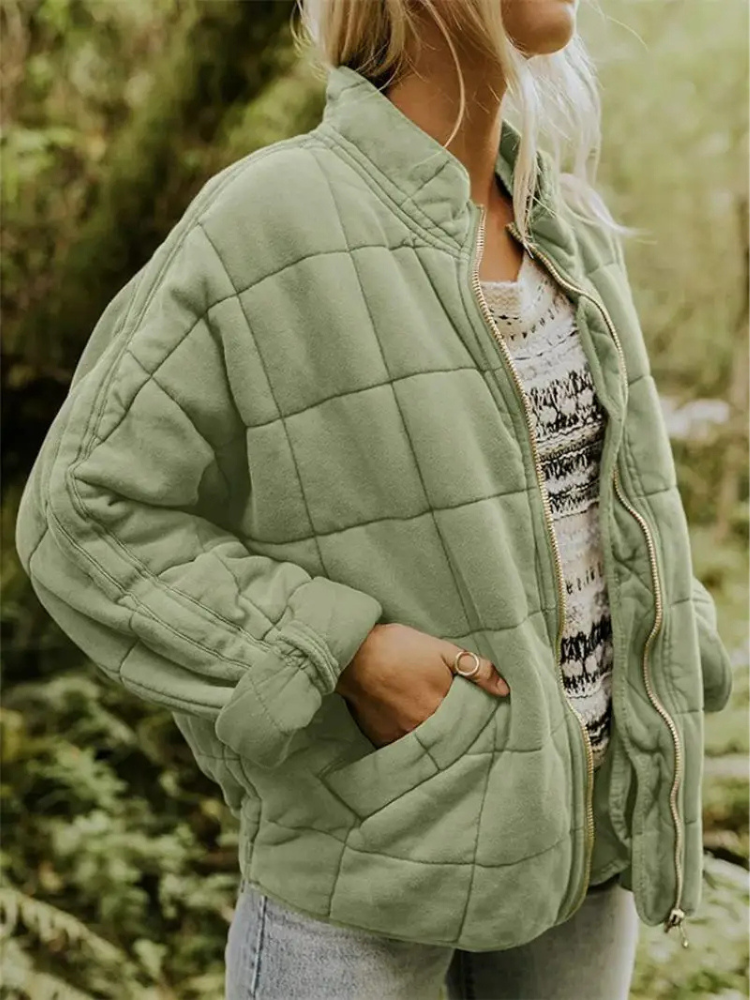 Ginevra jas: stijlvolle gewatteerde jas met zachte vulling, ideaal voor koude dagen. Met een moderne opstaande kraag en praktische zakken biedt de jas zowel warmte als functionaliteit. Perfect voor buitenactiviteiten of casual wandelingen. Verkrijgbaar in 13 kleuren, waaronder zwart, groen en roze, en in maten XS t/m 2XL. Gemaakt van hoogwaardig polyester voor comfort en duurzaamheid. Kies de Ginevra voor een perfecte mix van stijl, warmte en gebruiksgemak. Bestel nu!