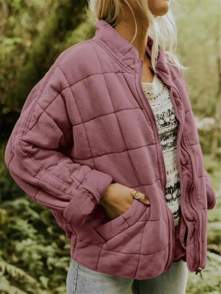 Ginevra jas: stijlvolle gewatteerde jas met zachte vulling, ideaal voor koude dagen. Met een moderne opstaande kraag en praktische zakken biedt de jas zowel warmte als functionaliteit. Perfect voor buitenactiviteiten of casual wandelingen. Verkrijgbaar in 13 kleuren, waaronder zwart, groen en roze, en in maten XS t/m 2XL. Gemaakt van hoogwaardig polyester voor comfort en duurzaamheid. Kies de Ginevra voor een perfecte mix van stijl, warmte en gebruiksgemak. Bestel nu!