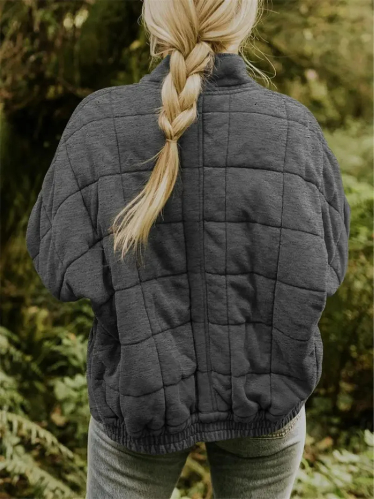 Ginevra jas: stijlvolle gewatteerde jas met zachte vulling, ideaal voor koude dagen. Met een moderne opstaande kraag en praktische zakken biedt de jas zowel warmte als functionaliteit. Perfect voor buitenactiviteiten of casual wandelingen. Verkrijgbaar in 13 kleuren, waaronder zwart, groen en roze, en in maten XS t/m 2XL. Gemaakt van hoogwaardig polyester voor comfort en duurzaamheid. Kies de Ginevra voor een perfecte mix van stijl, warmte en gebruiksgemak. Bestel nu!