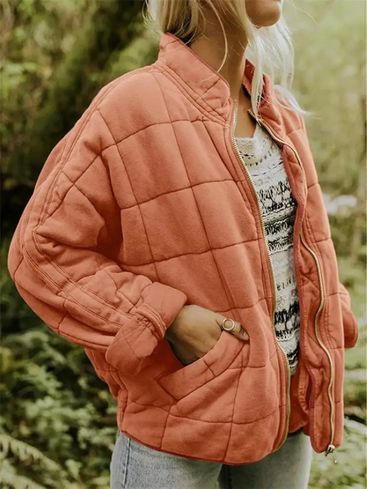 Ginevra jas: stijlvolle gewatteerde jas met zachte vulling, ideaal voor koude dagen. Met een moderne opstaande kraag en praktische zakken biedt de jas zowel warmte als functionaliteit. Perfect voor buitenactiviteiten of casual wandelingen. Verkrijgbaar in 13 kleuren, waaronder zwart, groen en roze, en in maten XS t/m 2XL. Gemaakt van hoogwaardig polyester voor comfort en duurzaamheid. Kies de Ginevra voor een perfecte mix van stijl, warmte en gebruiksgemak. Bestel nu!