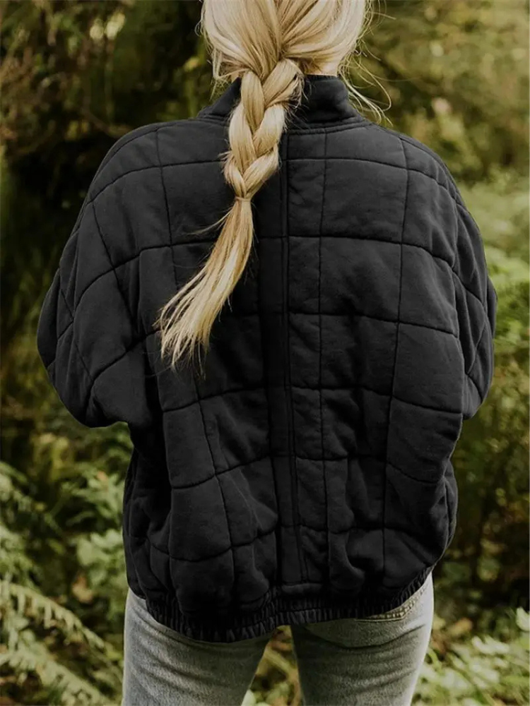 Ginevra jas: stijlvolle gewatteerde jas met zachte vulling, ideaal voor koude dagen. Met een moderne opstaande kraag en praktische zakken biedt de jas zowel warmte als functionaliteit. Perfect voor buitenactiviteiten of casual wandelingen. Verkrijgbaar in 13 kleuren, waaronder zwart, groen en roze, en in maten XS t/m 2XL. Gemaakt van hoogwaardig polyester voor comfort en duurzaamheid. Kies de Ginevra voor een perfecte mix van stijl, warmte en gebruiksgemak. Bestel nu!