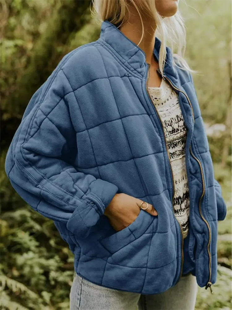 Ginevra jas: stijlvolle gewatteerde jas met zachte vulling, ideaal voor koude dagen. Met een moderne opstaande kraag en praktische zakken biedt de jas zowel warmte als functionaliteit. Perfect voor buitenactiviteiten of casual wandelingen. Verkrijgbaar in 13 kleuren, waaronder zwart, groen en roze, en in maten XS t/m 2XL. Gemaakt van hoogwaardig polyester voor comfort en duurzaamheid. Kies de Ginevra voor een perfecte mix van stijl, warmte en gebruiksgemak. Bestel nu!