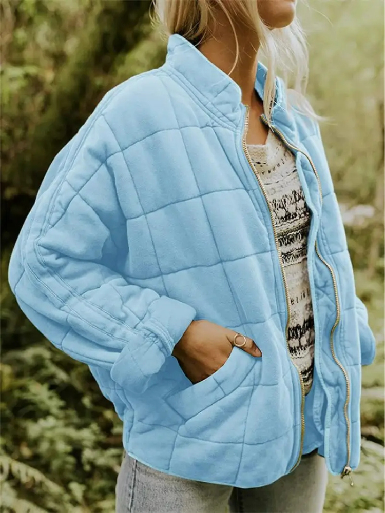 Ginevra jas: stijlvolle gewatteerde jas met zachte vulling, ideaal voor koude dagen. Met een moderne opstaande kraag en praktische zakken biedt de jas zowel warmte als functionaliteit. Perfect voor buitenactiviteiten of casual wandelingen. Verkrijgbaar in 13 kleuren, waaronder zwart, groen en roze, en in maten XS t/m 2XL. Gemaakt van hoogwaardig polyester voor comfort en duurzaamheid. Kies de Ginevra voor een perfecte mix van stijl, warmte en gebruiksgemak. Bestel nu!
