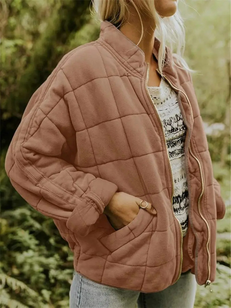 Ginevra jas: stijlvolle gewatteerde jas met zachte vulling, ideaal voor koude dagen. Met een moderne opstaande kraag en praktische zakken biedt de jas zowel warmte als functionaliteit. Perfect voor buitenactiviteiten of casual wandelingen. Verkrijgbaar in 13 kleuren, waaronder zwart, groen en roze, en in maten XS t/m 2XL. Gemaakt van hoogwaardig polyester voor comfort en duurzaamheid. Kies de Ginevra voor een perfecte mix van stijl, warmte en gebruiksgemak. Bestel nu!
