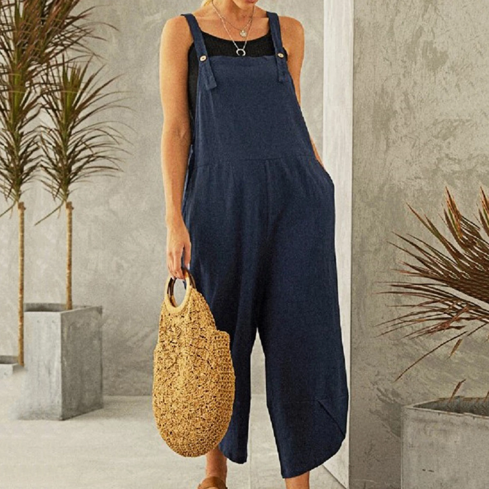 Maureen is een luchtige en comfortabele jumpsuit met een losse pasvorm, wijde pijpen en verstelbare spaghettibandjes. Gemaakt van zacht polyester voor een soepel vallende en ademende look. Perfect voor casual dagen, thuis loungen of zomerse uitjes. Met handige zakken en verkrijgbaar in marineblauw, grijs, rood, groen, zwart, paars en oranje, maten XS-4XL. Voeg moeiteloze stijl toe aan je garderobe met Maureen. Bestel nu en geniet van ultiem comfort!
