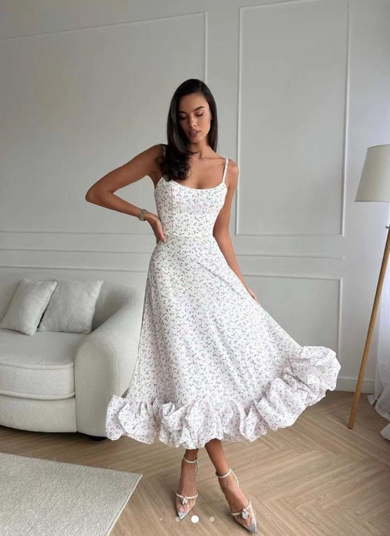 Puck jurk – stijlvolle elegantie met een speelse touch. Met een flatterende bustierstijl en verfijnde details creëert deze jurk een zelfverzekerde uitstraling. Gemaakt van hoogwaardig polyester voor ultiem comfort en een luxueuze feel. Perfect voor feesten, diners en casual chique looks. Verkrijgbaar in roze, paars, zwart, wit, blauw en witte print, in maten S-2XL. Een veelzijdige must-have voor elke garderobe. Bestel nu en straal bij elke gelegenheid!