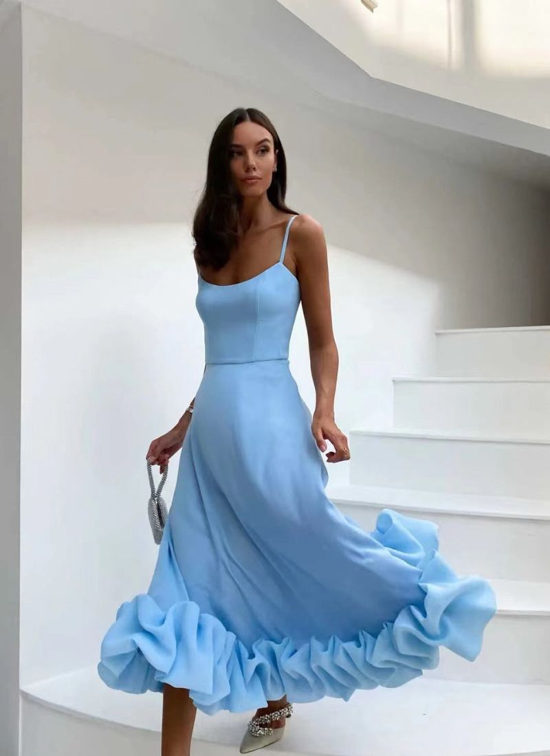 Puck jurk – stijlvolle elegantie met een speelse touch. Met een flatterende bustierstijl en verfijnde details creëert deze jurk een zelfverzekerde uitstraling. Gemaakt van hoogwaardig polyester voor ultiem comfort en een luxueuze feel. Perfect voor feesten, diners en casual chique looks. Verkrijgbaar in roze, paars, zwart, wit, blauw en witte print, in maten S-2XL. Een veelzijdige must-have voor elke garderobe. Bestel nu en straal bij elke gelegenheid!