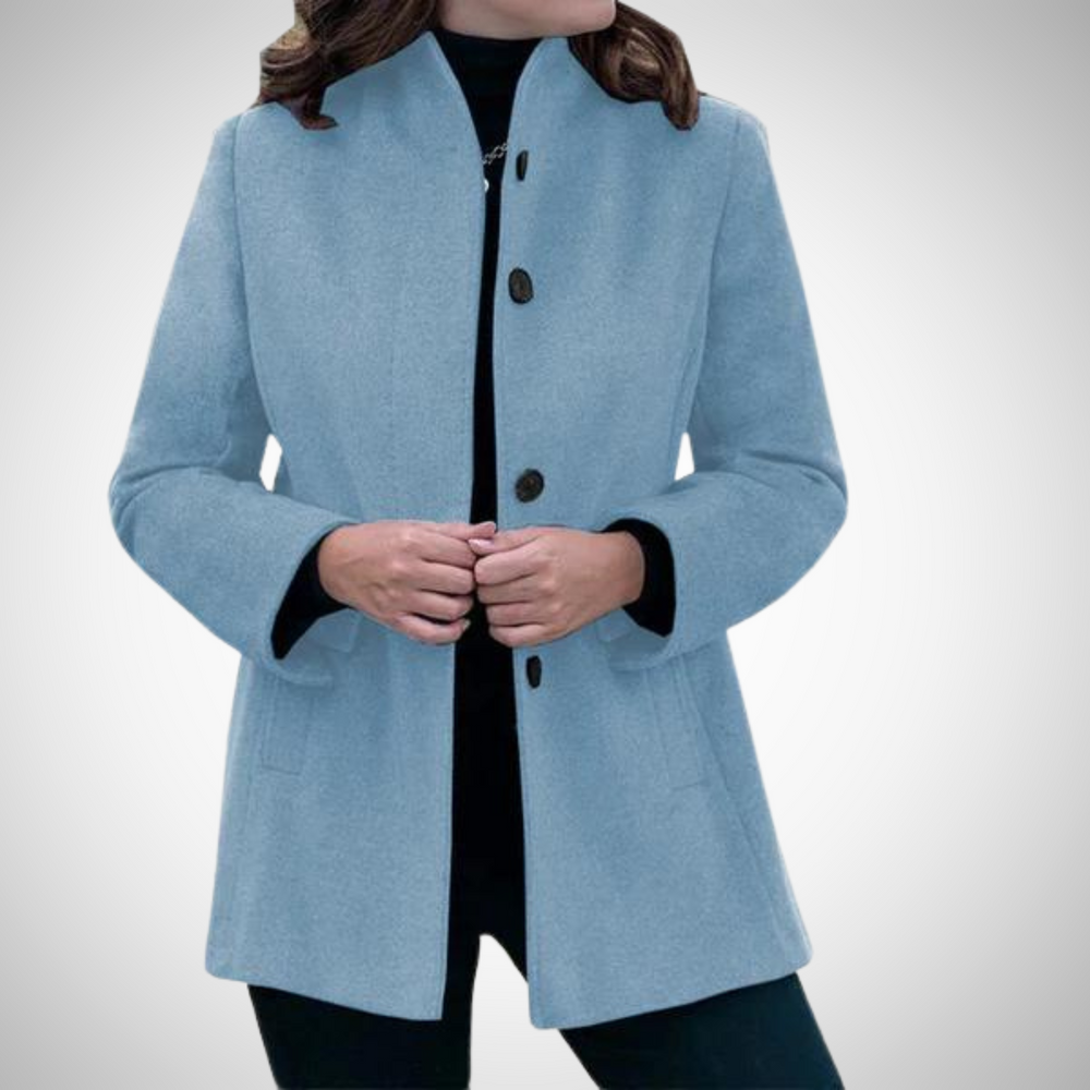 Carissa Winterjas - Elegante wollen jas met staande kraag, praktische zakken en knoopsluiting, perfect voor koude dagen. Biedt stijlvolle warmte met duurzame polyester en is verkrijgbaar in blauw, khaki, lichtblauw, bruin, wit en zwart. Verkrijgbaar in maten XS-2XL. Combineer klassieke elegantie met winterse functionaliteit. Bestel nu de Carissa jas en blijf warm in stijl!