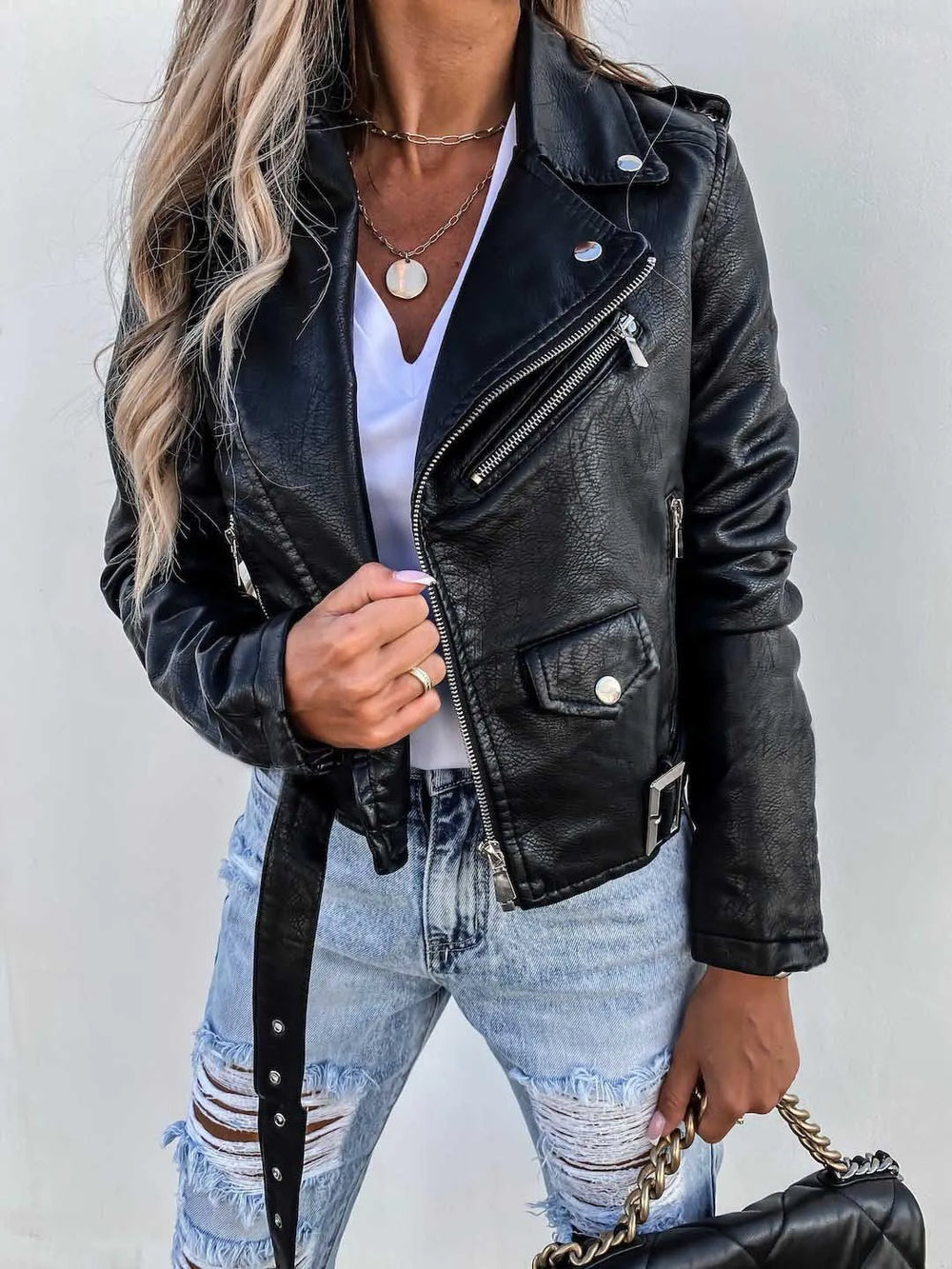 Hajar dames leren jas – een stoer en stijlvol jack van hoogwaardig PU-leer met een elegante ritssluiting, verstelbare riem en klassieke omgeslagen kraag. Perfect voor een edgy en verfijnde look, ideaal voor casual en chique outfits. Verkrijgbaar in zwart en rood in maten XS-2XL. Duurzaam, comfortabel en tijdloos. Upgrade je garderobe met deze veelzijdige must-have. Bestel nu en maak een statement met de Hajar!