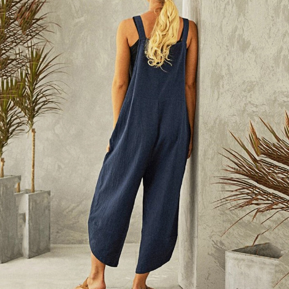 Maureen is een luchtige en comfortabele jumpsuit met een losse pasvorm, wijde pijpen en verstelbare spaghettibandjes. Gemaakt van zacht polyester voor een soepel vallende en ademende look. Perfect voor casual dagen, thuis loungen of zomerse uitjes. Met handige zakken en verkrijgbaar in marineblauw, grijs, rood, groen, zwart, paars en oranje, maten XS-4XL. Voeg moeiteloze stijl toe aan je garderobe met Maureen. Bestel nu en geniet van ultiem comfort!