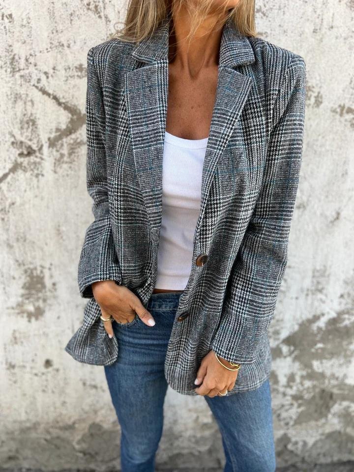 Swanet geruite blazer voor dames biedt warmte, comfort en tijdloze stijl. Gemaakt van een dikke katoen-polyestermix voor uitstekende isolatie tijdens koude dagen. Het klassieke geruite patroon en de getailleerde pasvorm zorgen voor een elegante look, ideaal voor zowel zakelijke als casual gelegenheden. Deze veelzijdige blazer combineert moeiteloos met elke outfit en is perfect voor het najaar en de winter. Een must-have voor een stijlvolle en verzorgde uitstraling.