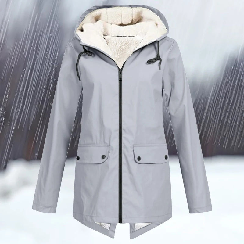 Olyvia | Ontdek de ideale winterjas die stijl en comfort combineert. De Olyvia biedt knusse warmte met een verstelbare pasvorm en capuchon voor extra bescherming. Verkrijgbaar in diverse kleuren zoals grijs, wit, donkerblauw, rood, koffie, hemelsblauw, abrikoos en zwart. Lichtgewicht en perfect om te layeren, in maten S-3XL. Geschikt voor buitenavonturen of dagelijkse ritten. Upgrade je garderobe met de Olyvia en blijf warm, stijlvol en comfortabel dit winterseizoen! Bestel nu!