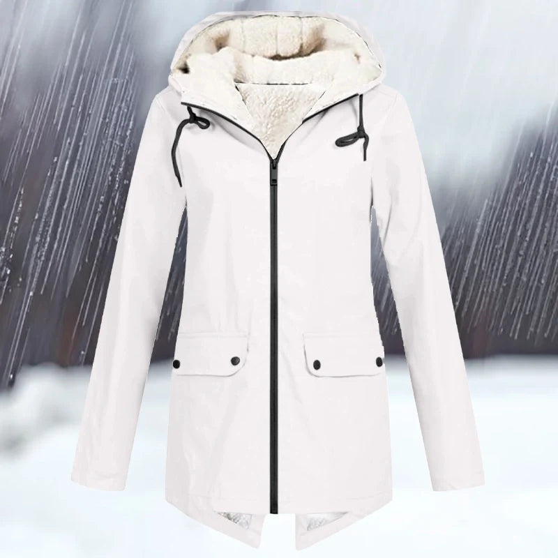 Olyvia | Ontdek de ideale winterjas die stijl en comfort combineert. De Olyvia biedt knusse warmte met een verstelbare pasvorm en capuchon voor extra bescherming. Verkrijgbaar in diverse kleuren zoals grijs, wit, donkerblauw, rood, koffie, hemelsblauw, abrikoos en zwart. Lichtgewicht en perfect om te layeren, in maten S-3XL. Geschikt voor buitenavonturen of dagelijkse ritten. Upgrade je garderobe met de Olyvia en blijf warm, stijlvol en comfortabel dit winterseizoen! Bestel nu!