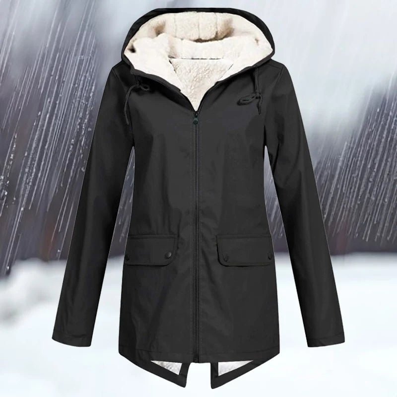 Olyvia | Ontdek de ideale winterjas die stijl en comfort combineert. De Olyvia biedt knusse warmte met een verstelbare pasvorm en capuchon voor extra bescherming. Verkrijgbaar in diverse kleuren zoals grijs, wit, donkerblauw, rood, koffie, hemelsblauw, abrikoos en zwart. Lichtgewicht en perfect om te layeren, in maten S-3XL. Geschikt voor buitenavonturen of dagelijkse ritten. Upgrade je garderobe met de Olyvia en blijf warm, stijlvol en comfortabel dit winterseizoen! Bestel nu!