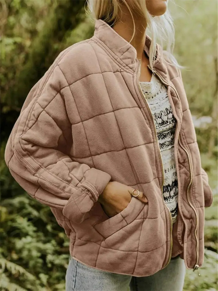 Ginevra jas: stijlvolle gewatteerde jas met zachte vulling, ideaal voor koude dagen. Met een moderne opstaande kraag en praktische zakken biedt de jas zowel warmte als functionaliteit. Perfect voor buitenactiviteiten of casual wandelingen. Verkrijgbaar in 13 kleuren, waaronder zwart, groen en roze, en in maten XS t/m 2XL. Gemaakt van hoogwaardig polyester voor comfort en duurzaamheid. Kies de Ginevra voor een perfecte mix van stijl, warmte en gebruiksgemak. Bestel nu!