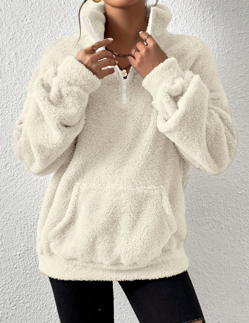 Hiba sweater – een stijlvolle en comfortabele fleece trui met half-rits ontwerp. Gemaakt van zacht polyester voor ultiem comfort en warmte. Perfect als laagje of op zichzelf voor casual dagen. Beschikbaar in abrikoos, zwart en grijs. Ideaal voor een moderne en cozy look. Bestel nu en upgrade je garderobe met deze must-have sweater!