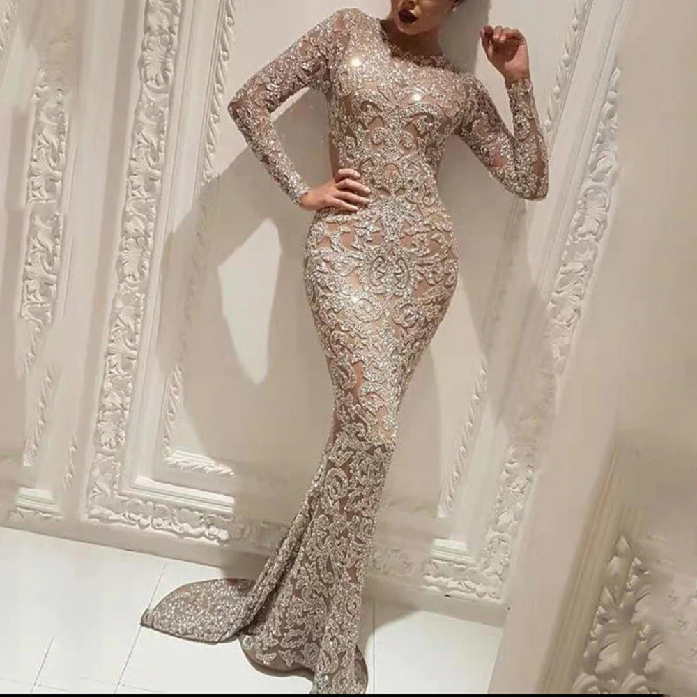 Jeldau lange jurk – een elegante en verfijnde keuze voor speciale gelegenheden. Met een flatterende pasvorm, luxueuze details en een tijdloos ontwerp straal je pure klasse uit. Perfect voor gala’s, bruiloften en formele evenementen. Verkrijgbaar in goud en groen, in maten S-3XL. Bestel nu en ervaar de ultieme combinatie van stijl en glamour!