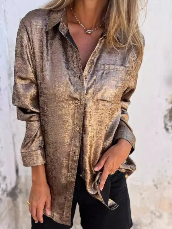 vrouw in glamoureuze metallic blouse met borstzak en lange mouwen