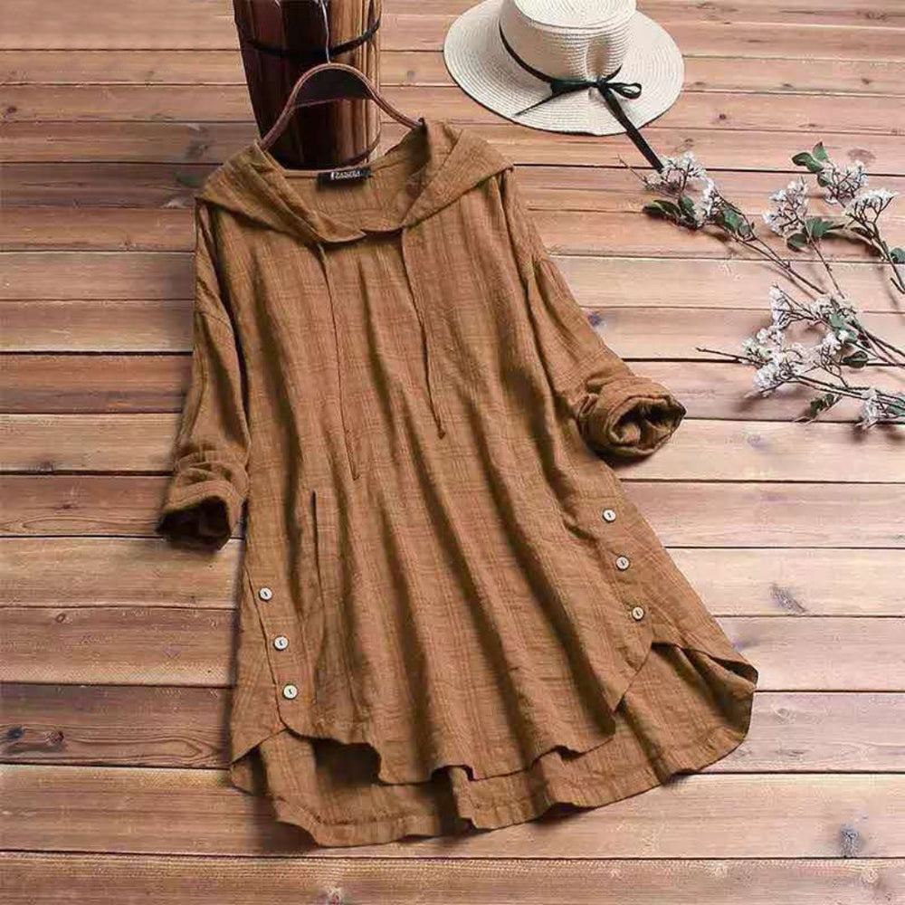Ontdek de Liana tuniekjurk: casual elegantie en comfort in één. Met een relaxte pasvorm, stijlvolle knoopdetails en een cozy capuchon is deze veelzijdige jurk perfect voor casual dagen, weekenduitjes of als laagje over leggings. Verkrijgbaar in Khaki, Groen, Wijnrood en Blauw, en maten M-4XL. Bestel nu en ervaar moeiteloze stijl en comfort!