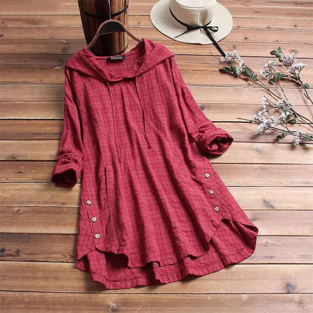Ontdek de Liana tuniekjurk: casual elegantie en comfort in één. Met een relaxte pasvorm, stijlvolle knoopdetails en een cozy capuchon is deze veelzijdige jurk perfect voor casual dagen, weekenduitjes of als laagje over leggings. Verkrijgbaar in Khaki, Groen, Wijnrood en Blauw, en maten M-4XL. Bestel nu en ervaar moeiteloze stijl en comfort!