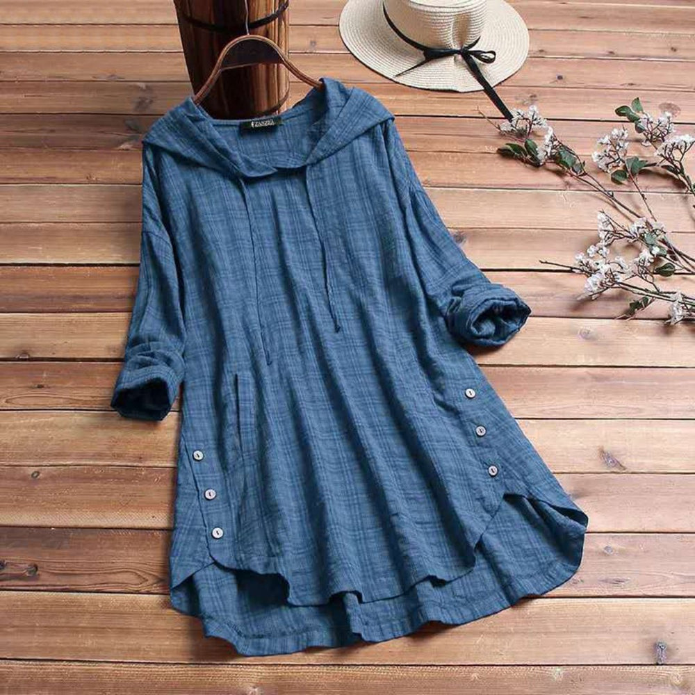 Ontdek de Liana tuniekjurk: casual elegantie en comfort in één. Met een relaxte pasvorm, stijlvolle knoopdetails en een cozy capuchon is deze veelzijdige jurk perfect voor casual dagen, weekenduitjes of als laagje over leggings. Verkrijgbaar in Khaki, Groen, Wijnrood en Blauw, en maten M-4XL. Bestel nu en ervaar moeiteloze stijl en comfort!
