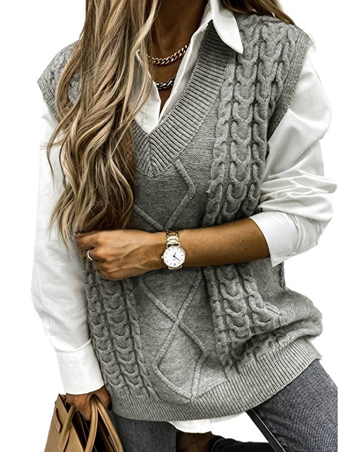 Ontdek de Valeria, een klassieke kabelgebreide cardigan voor koelere dagen. Met een relaxte pasvorm en tijdloos ontwerp is de Valeria perfect voor laagjes over blouses of shirts, geschikt voor zowel casual als geklede looks. Verkrijgbaar in grijs, bordeaux, koffie, khaki en marineblauw, maat S-2XL. Combineer moeiteloos stijl en comfort en voeg elegantie toe aan elke outfit. Bestel nu en ervaar veelzijdige mode voor elke gelegenheid!