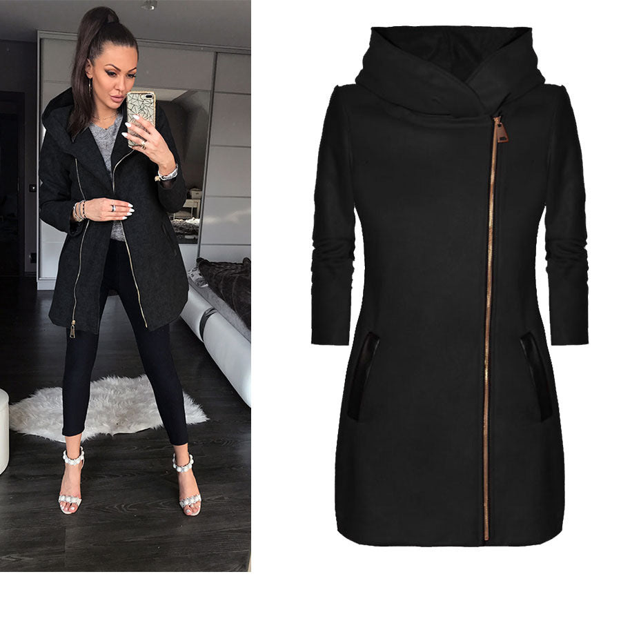 Amara hooded jas met asymmetrische ritssluiting – een stijlvolle combinatie van moderne elegantie en comfort. Ideaal voor casual uitjes, wandelingen of avondgelegenheden. Verkrijgbaar in rood, grijs en zwart, maten S-4XL. De flatterende pasvorm en knusse capuchon maken het een veelzijdige keuze voor elk seizoen. Voeg warmte en een edgy touch toe aan je garderobe met de Amara. Bestel nu en ervaar chique comfort in elke setting!