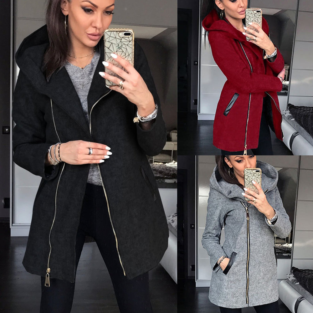 Amara hooded jas met asymmetrische ritssluiting – een stijlvolle combinatie van moderne elegantie en comfort. Ideaal voor casual uitjes, wandelingen of avondgelegenheden. Verkrijgbaar in rood, grijs en zwart, maten S-4XL. De flatterende pasvorm en knusse capuchon maken het een veelzijdige keuze voor elk seizoen. Voeg warmte en een edgy touch toe aan je garderobe met de Amara. Bestel nu en ervaar chique comfort in elke setting!